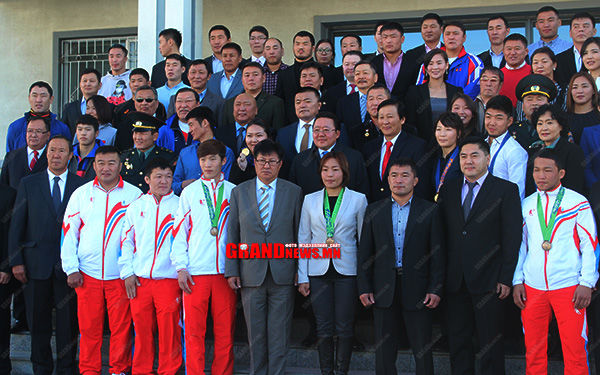 Ерөнхийлөгч хишиг тараав