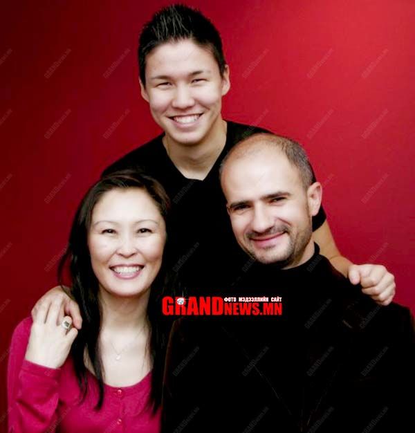 Нэрт хөгжмийн зохиолчийн харьд бэрлэсэн охид