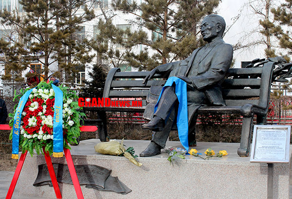 Б.Явуухулангийн өлмийд мэхийлээ