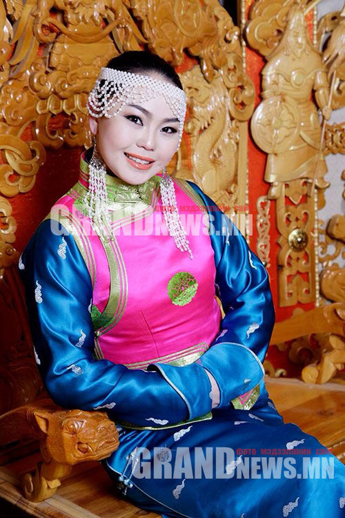 Би нийтийн дуучдаас огт өөр 