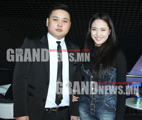 Жүжигчин Э.Алдар найз охиноо баярлуулав