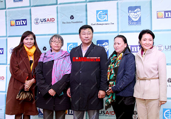 Ус дээшээ урсдаг