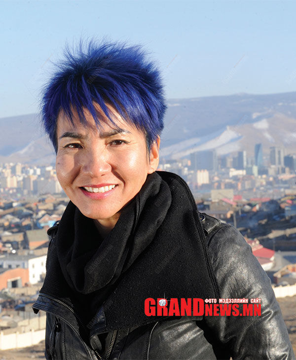 Бусдаас өөр гэдгээ мэдрүүлэхийн тулд үсээ цэнхэрээр будсан