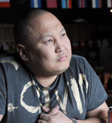 Сайныг хардаг нүдтэй бүсгүй хамгийн гоё