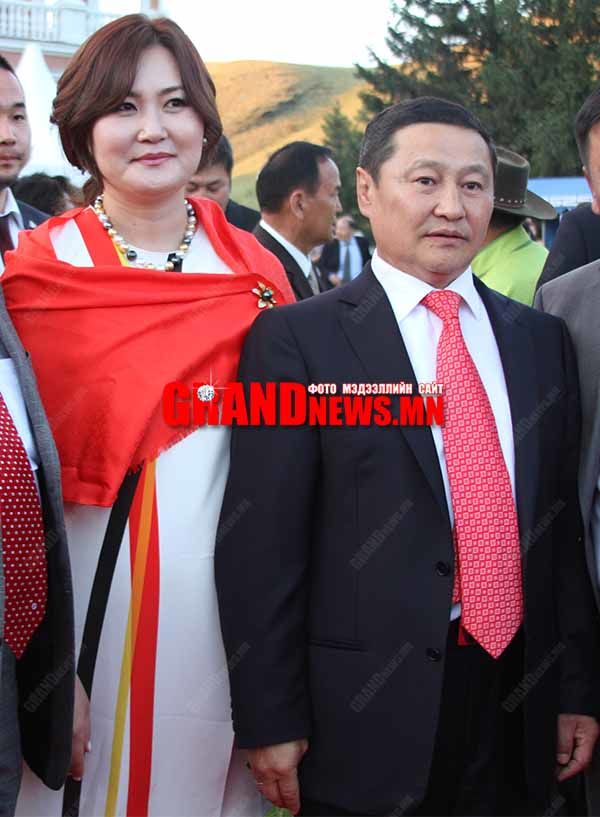 Н.Алтанхуяг тохиролцож чадаагүйгээсээ болж төрсөн дүүгээ чирсэн үү? 