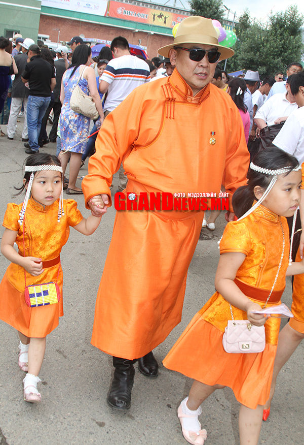 Сар, жилийн л настай амраглал хэн хэнийх гээч...