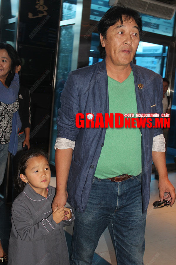 Аав ээж учраа олно л биз, би л лав өвөө эмээтэйгээ