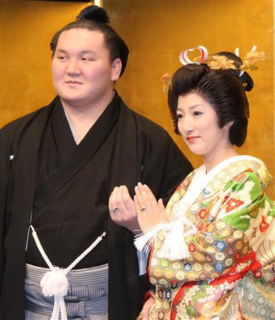 Хакухо гурав дахь хүүхдээ өлгийдөж авна