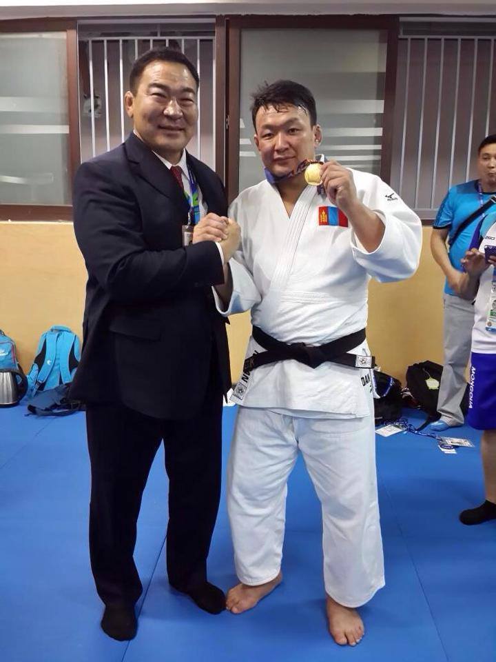 Аварга хүн ийм л байдаг