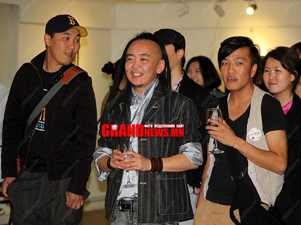 Тэднийг яагаад заавал үзэн ядах ёстой гэж?