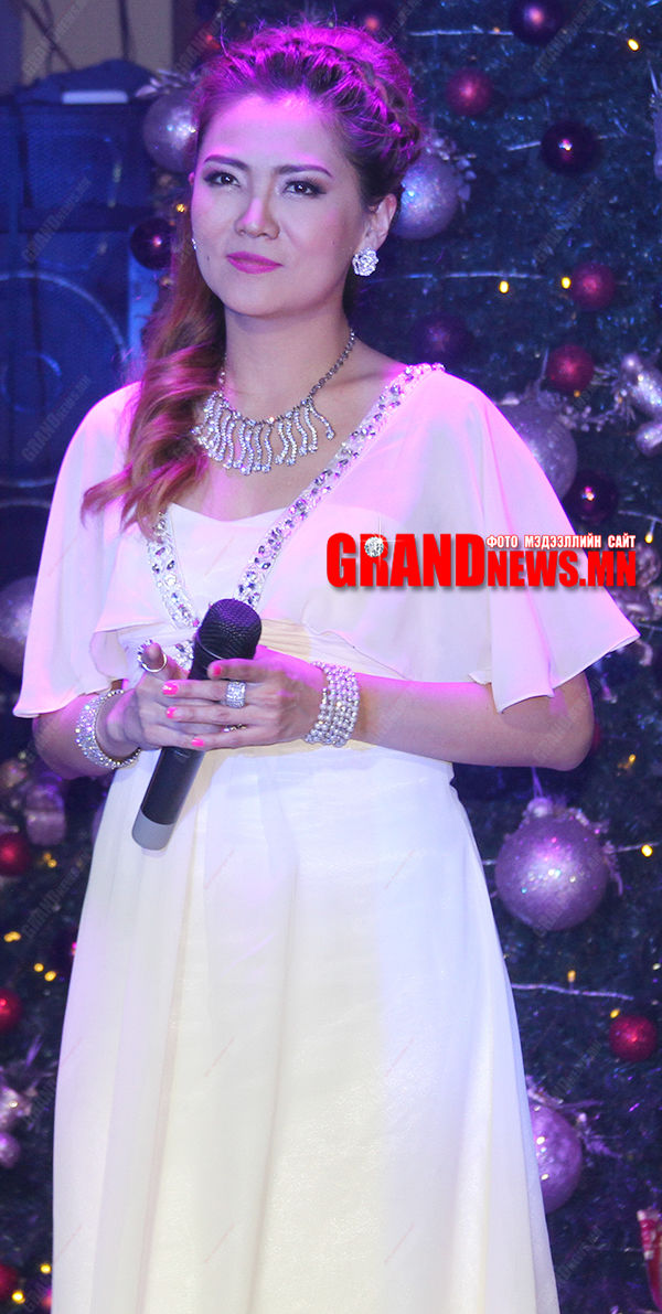 С.Сэрчмаа Америкт хоёр дахь хүүхдээ өлгийдөж авна