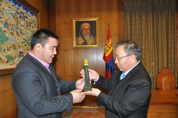 Аварга С.Мөнхбат үүрд хадгалах цомтой боллоо