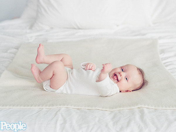 Кристина Агилера охиныхоо зургийг дэлгэлээ