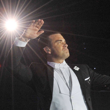 Робби Уильямс 30 ширхэг буйдан, 50 кг мөс бэлдсэн цагт л дуулна 