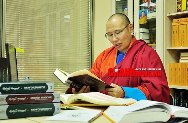 Ганжуур, данжуурыг хос хэлээр орчуулсан цорын ганц улс нь монгол