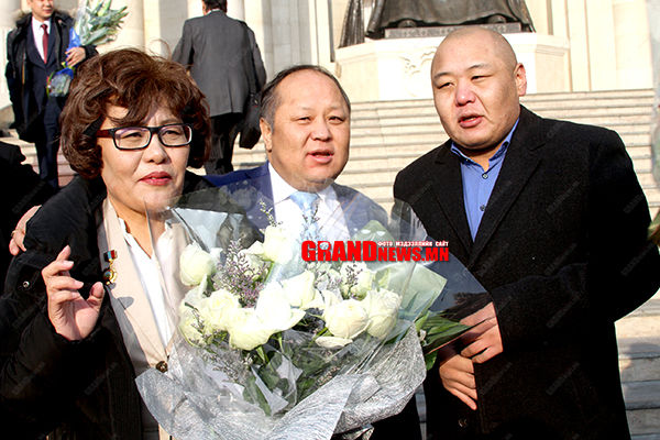 “Дэлхийн шилдэг багш” дэргэд минь байна, мундаг уу?