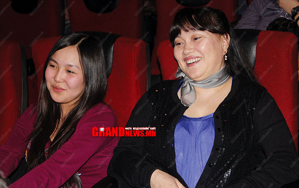 Үзэсгэлэнт ээж охид