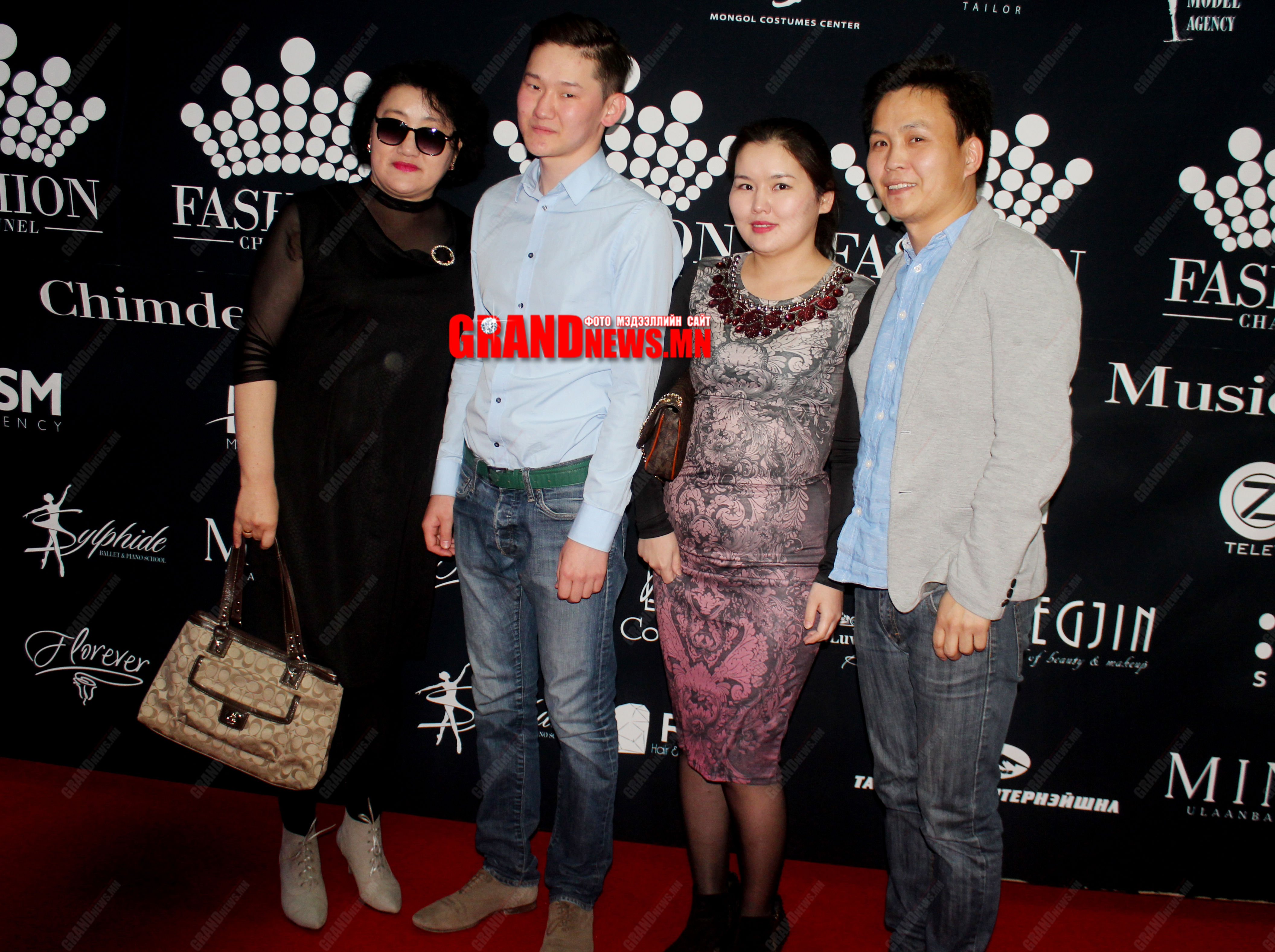 Хямралыг анзаараагүй тансаг шоу