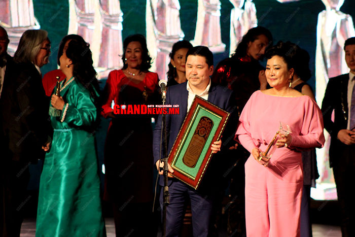 Гэгээн Муза ч гэх шиг ...