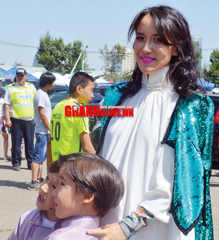 Хайрын хуримтай хатад хамаг наадмыг Уяраана!