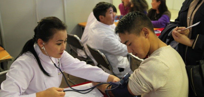 Уламжлалтын эмч нар иргэдэд үзлэг хийж, зөвлөгөө мэдээлэл өглөө