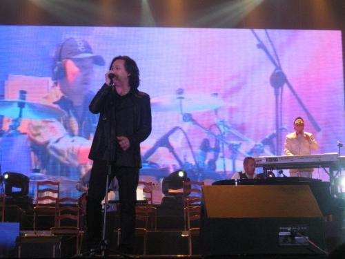 Шилэн данс: Үнэгүй тоглолт нэртэй хамтлагуудад мөнгө цацжээ