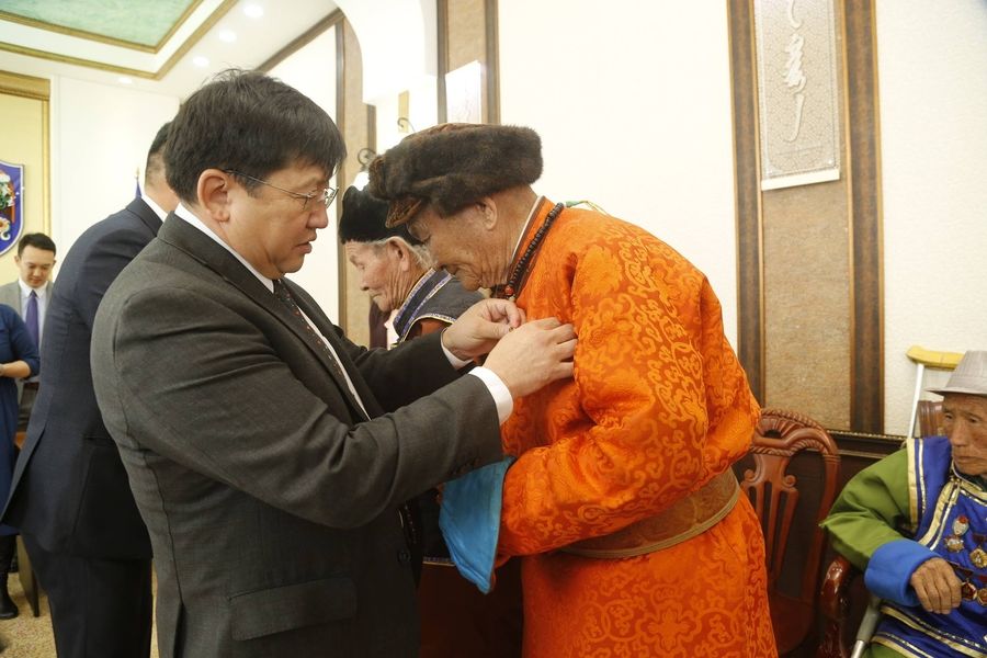 Нийслэлийн ойн өдрөөр 41 иргэнийг шагналаа