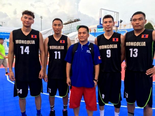 Азийн аварга сагсан бөмбөгчид ерөнхийлөгч Ц.Элбэгдоржид өмсгөл бэлэглэнэ