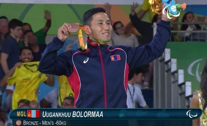 Б.Ууганхүүд хоёр өрөө байр бэлэглэв