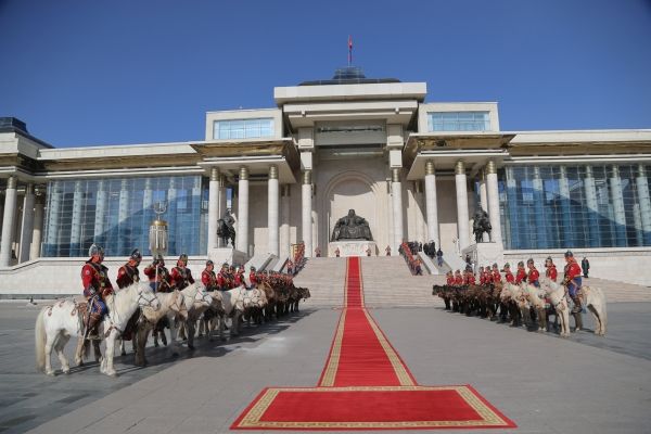 Эзэн богд Чингис хааны хөшөөнд хүндэтгэл үзүүлэв