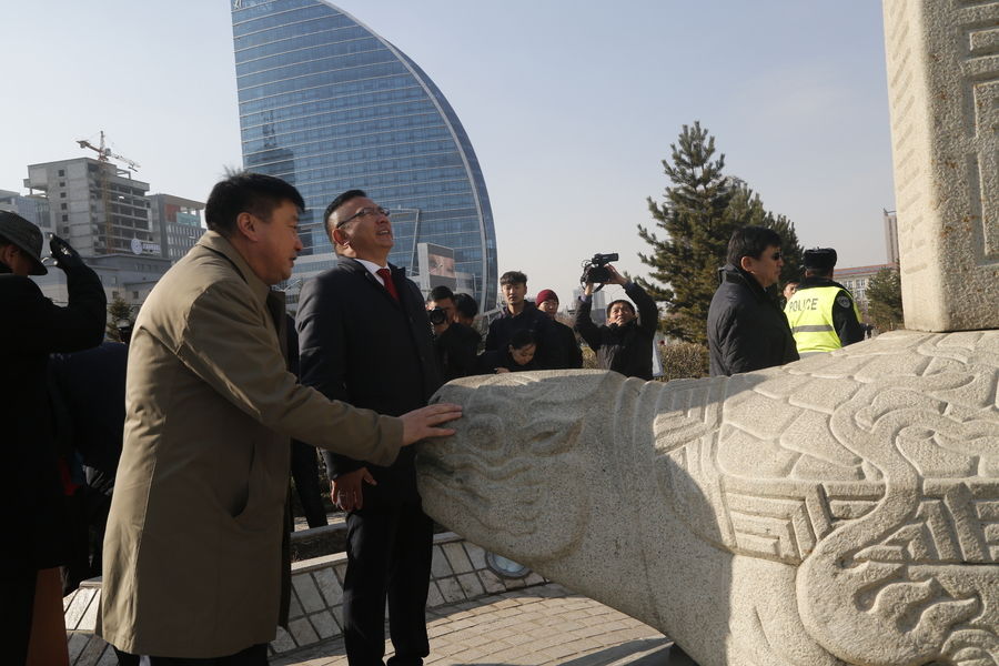 ”Мэлхийт” хөшөөнд хүндэтгэл үзүүлж нийслэлийн туг мандууллаа