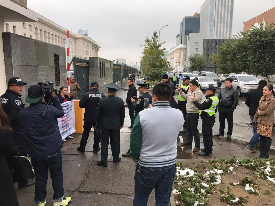 Яг одоо: Төрийн ордны гадна