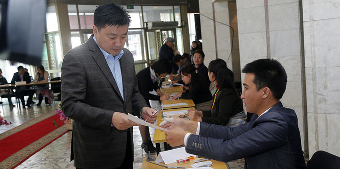 Нийслэлийн Засаг дарга С.Батболд саналаа өглөө