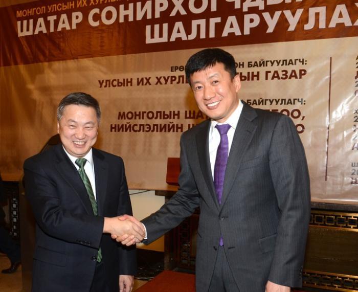 ҮЗХ: З.Энхболд Солонгост гэр бүлийнхээ хүнийг эмчлүүлж, С.Баярцогт АНУ-д сурч байна