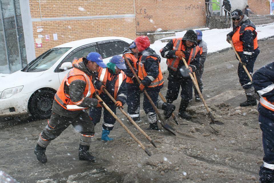 Баянзүрх дүүрэгт 24 тонн цас хайлуулах бодис цацжээ