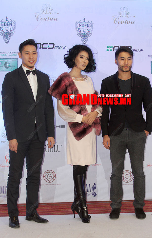 Багш шавь нараараа гоёсон нь