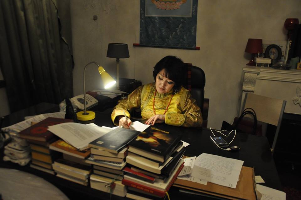 Хуучны цахиур буу мэт найдвартай сумлаад энэ их цас шалбааг дунд алхаж л явна даа