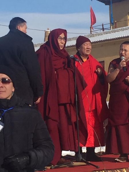 Далай лам Их тэнгэрийн аманд байрлаж байна