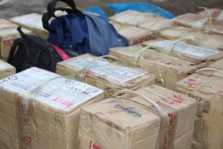 Их хэмжээний мөнгө хилээр гаргахыг завджээ