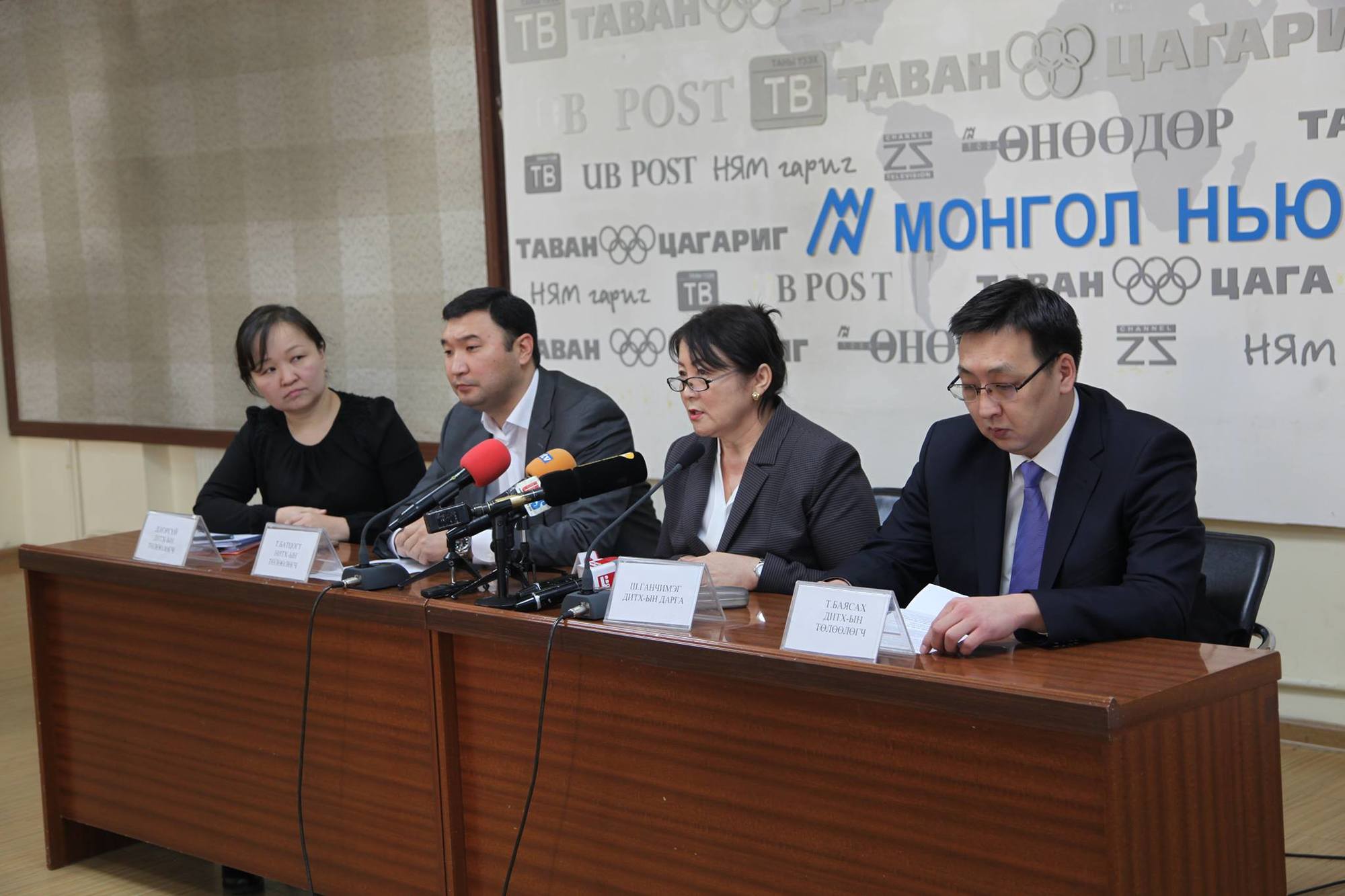 Хотын дарга улстөржиж байна