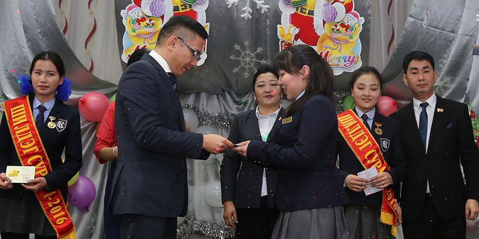 Ц.Сандуй шилдэг сурагчдад шагнал гардууллаа