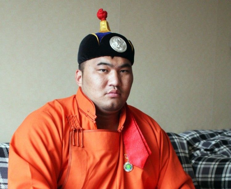 Улсын начин Д.Сугаржаргалын нүүрийг нь сийчиж, зэрэмдэглэжээ