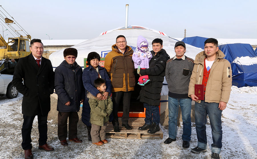 Сонгинохайрхан дүүргийн иргэн Б.Баасанбаярынд өргөө цагаан гэр бэлэглэлээ
