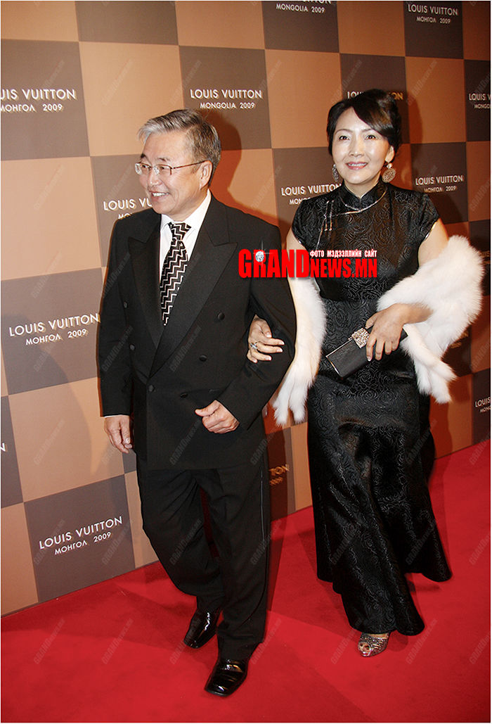 Эмэгтэй хүн хүчирхэг эрчүүдийн дэргэд жаргалтай, тайван амьдардаг 