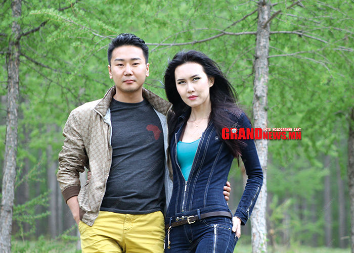 Намайг баян айлын хүүтэй суучихаад мөнгөн дээр туйлаад байна гэж ойлгоод байх шиг...