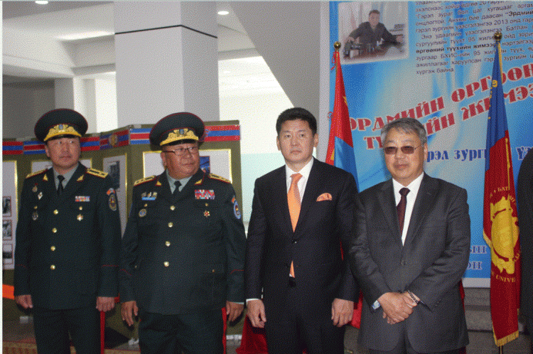 Шадар сайд төрөлх сургуулийнхаа ойд зочиллоо