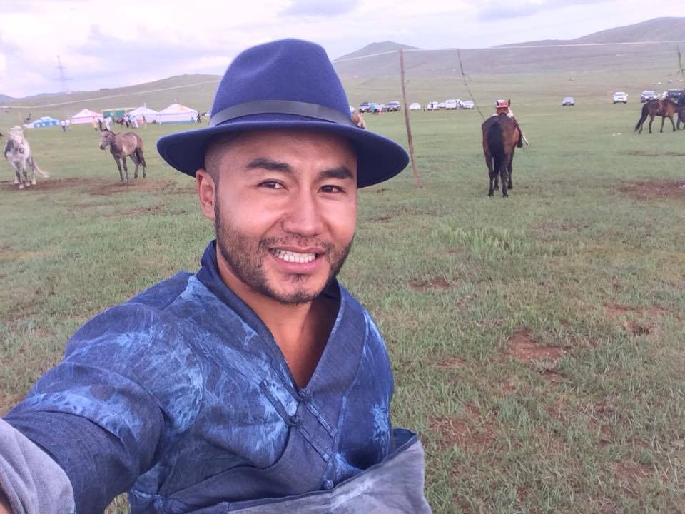 Амгаа гомо биш гэдгээ баталлаа