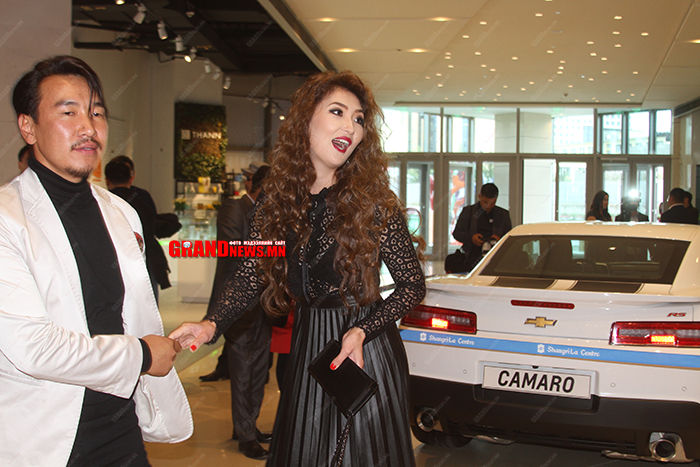 Нүүрээ будаж нөгөө хувцасаа өмсжээ