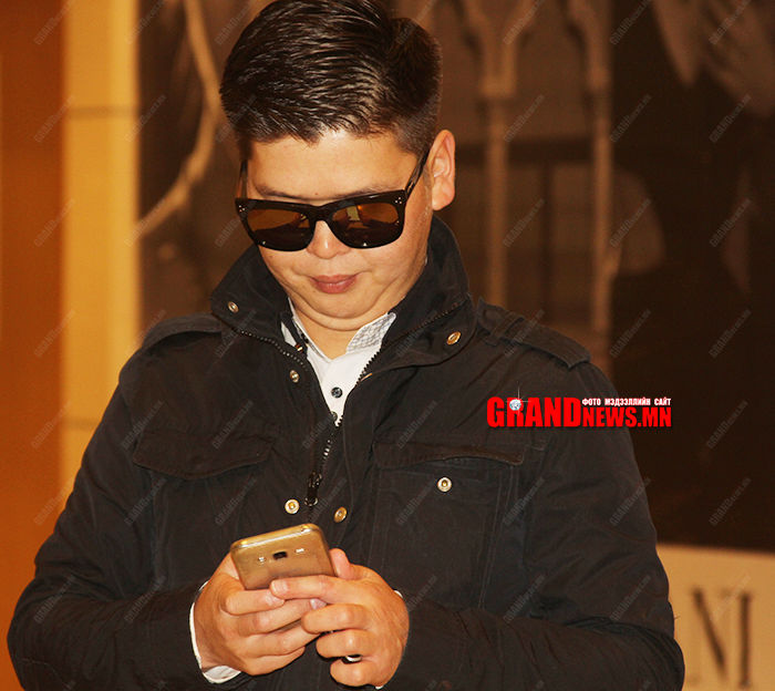 Эхнэрээсээ салсан биш!