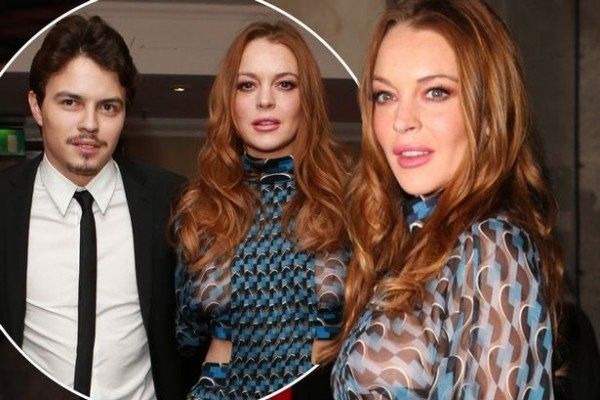 Лэндсей Лохан салсан сүйт залуугийнхнаа хүүхдийг тээж байна